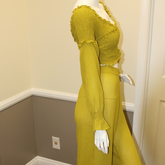 Beautiful 2 piece Pant and Smocked-top set - Picture 6 of 8